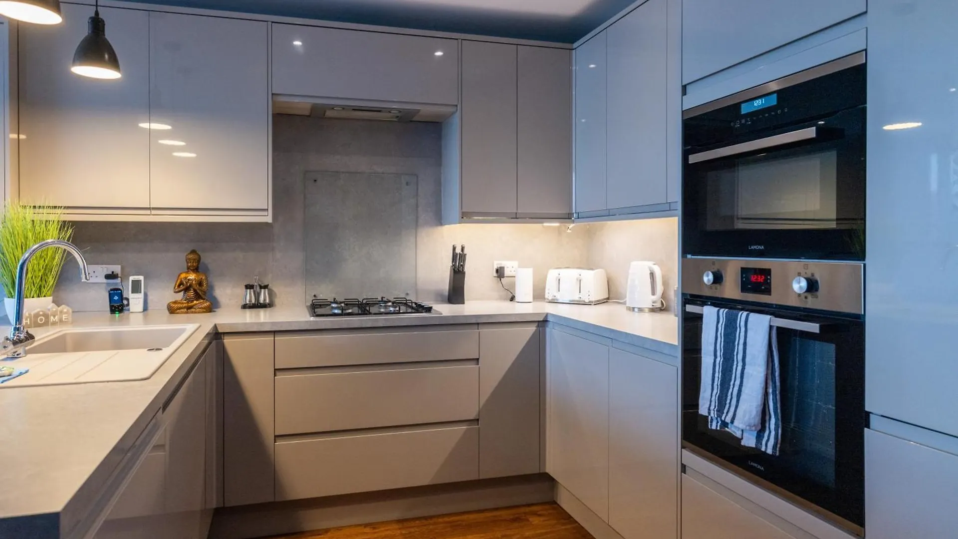 Modern Apartments With Sea Views, Steps From Brighton Beach & The Royal Pavilion 0*,  United Kingdom